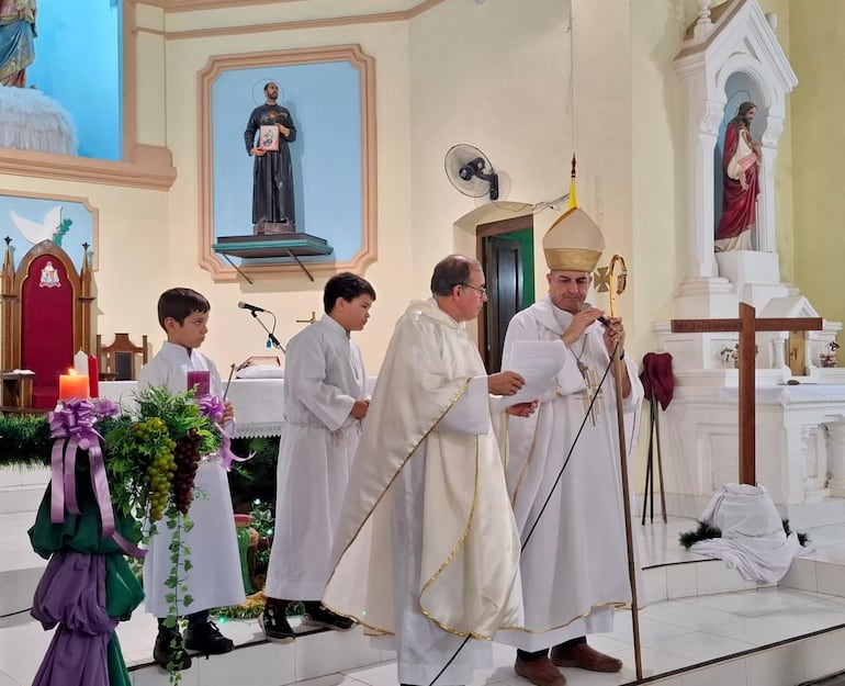 Monseñor Gabriel Escobar se dirige al altar para iniciar la misa.
