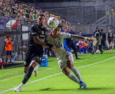 Gustavo Vargas y David Josué Colmán, durante el partido de la primera rueda entre Nacional y Olimpia, en La Visera, con triunfo de los tricolores por 2-0.