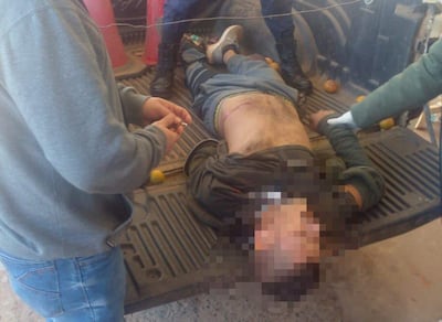 Escena de un enfrentamiento a tiros, con policías y civiles presentes en la calle, algunos visten ropa de uniforme y otros ropa civil.