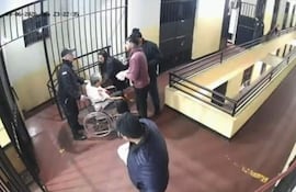 Hugo Javier es asistido en una silla de ruedas antes de su traslado al Hospital de Barrio Obrero.