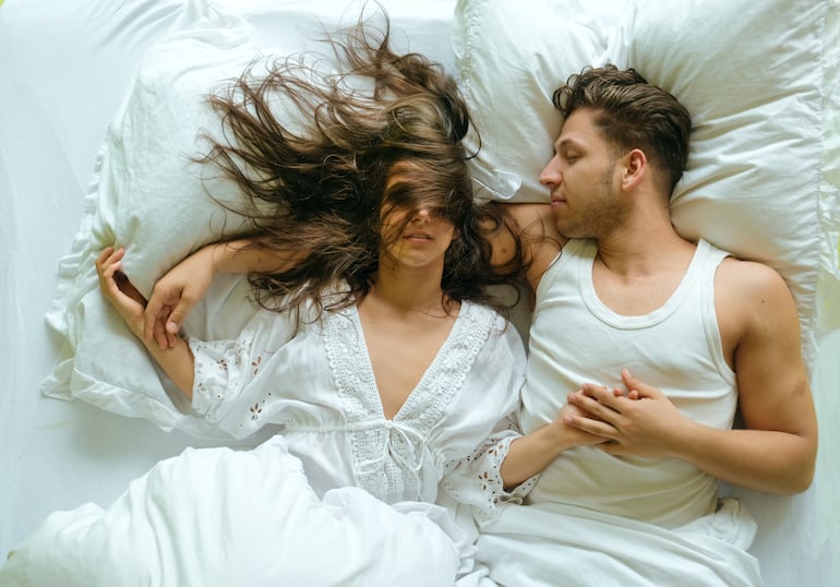 Pareja en la cama.