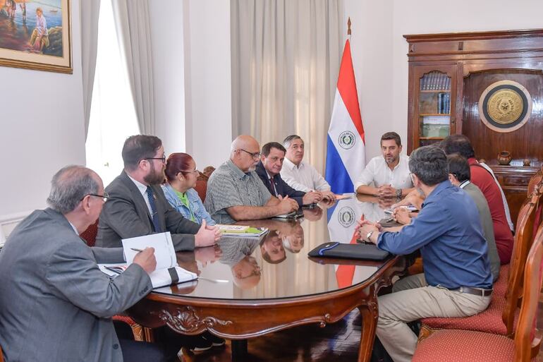 Pedro Alliana encabeza reunión con líderes de organizaciones docentes. También participan representantes del Ministerio de Educación y Ciencias