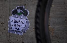 Fotografía de un letrero pegado en una pared durante una manifestación para exigir el aborto legal.