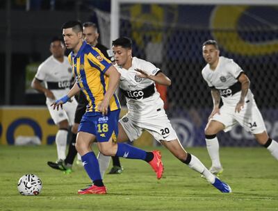 Rodrigo Rojas se lleva el balón ante la marca de Franco