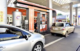 Los emblemas privados y Petropar bajaron el precio de las naftas hace poco, pero no del diésel.