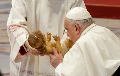 El papa Francisco besa una imagen del niño Jesús durante la misa por la solemnidad de María, madre de Dios, en la basílica de San Pedro, en el Vaticano.