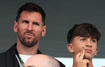 Lionel Messi y su hijo Thiago en el Gran Premio de Fórmula Uno de Miami 2026 en el Autódromo Internacional de Miami. (Rebecca Blackwell / POOL / AFP)