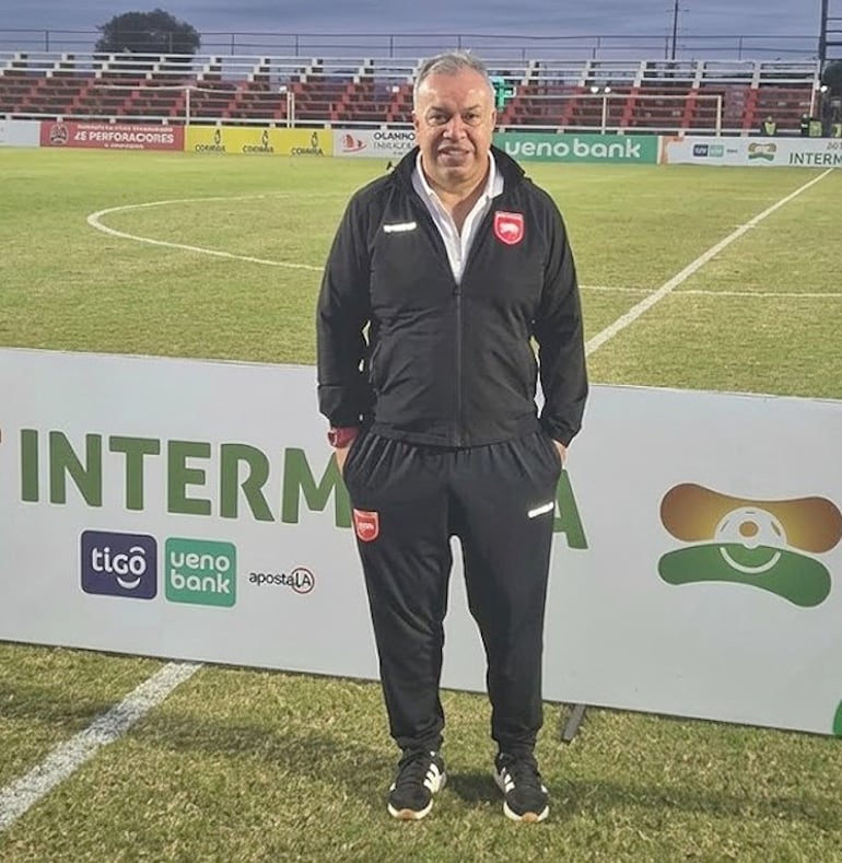 Robert Pereira Molina (57) dejó la conducción de Paraguarí AC luego de tres partidos. Asumió el cargo el 11 de mayo.