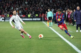 ALBACETE, 03/02/2026.- El delantero del FC Barcelona Lamine Yamal (d) intenta escaparse del delantero del Albacete José Carlos, durante el partido de cuartos de final de la Copa del Rey que Albacete Balompié y FC Barcelona disputan este martes en el estadio Carlos Belmonte. EFE/Ismael Herrero