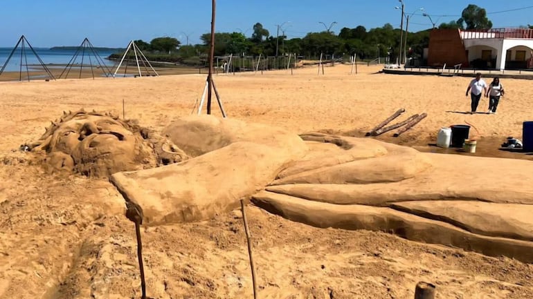 Escultura de Cristo Crucificado en arena de Playa Ybycui de Carmen del Paraná