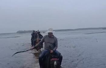 Pobladores de Isla Cabrera, Potrero Esteche, Espinillo y Kaá Rogue del distrito de Laureles viven una inundación atípica en la zona.