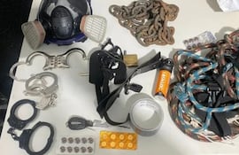La policía incautó diversos fármacos usados para dopar a la mujer, así como elementos para mantenerla inmovilizada, entre ellos esposas, cadenas y cuerdas.