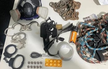 La policía incautó diversos fármacos usados para dopar a la mujer, así como elementos para mantenerla inmovilizada, entre ellos esposas, cadenas y cuerdas.