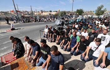 El presidente ucraniano, Volodímir Zelenski, anunció hoy la evacuación de la franja de Gaza de un segundo grupo de 160 ucranianos y 9 moldavos que se encontraban en el enclave bajo constante fuego israelí desde que el Estado hebreo comenzara una operación militar en represalia por la masacre del 7 de octubre de Hamás.