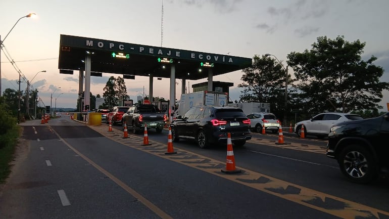 Se registran demoras en el paso por el peaje ubicado en la ruta Luque-San Bernardino, este domingo.