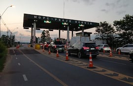 Se registran demoras en el paso por el peaje ubicado en la ruta Luque-San Bernardino, este domingo.