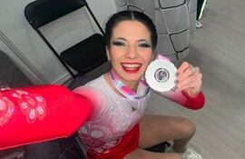 La paraguaya Erika Antonia Bel Alarcón Anisimoff (13/6/2000) en una selfie desde China con su medalla de plata.