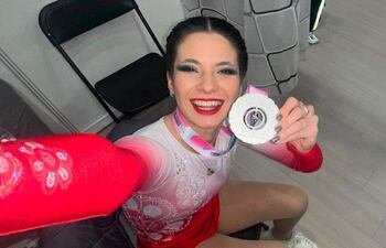 La paraguaya Erika Antonia Bel Alarcón Anisimoff (13/6/2000) en una selfie desde China con su medalla de plata.