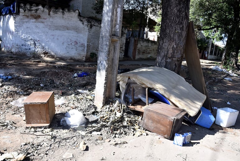 Muebles y colchones viejos sobre Herminio Giménez y 33 Orientales, otro "tradicional" vertedero.