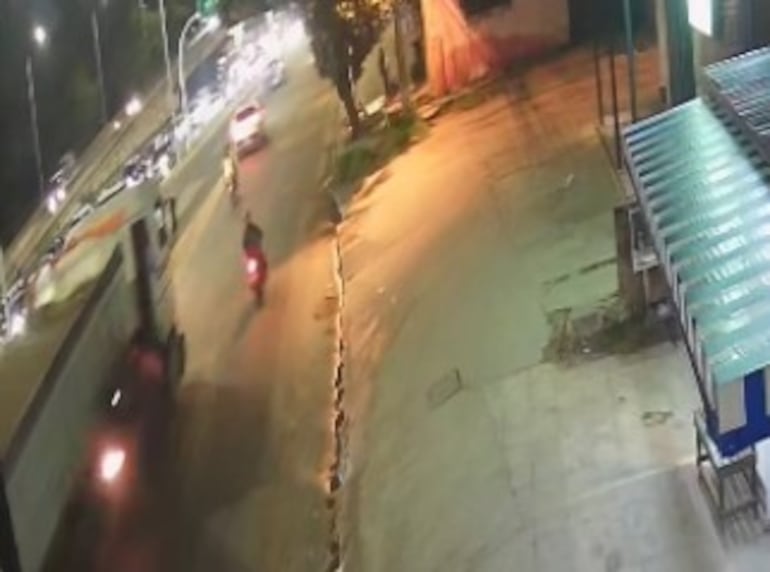 Imágen captada por una cámara de seguridad muestra a la víctima sobre el tanque del camión Scania. 