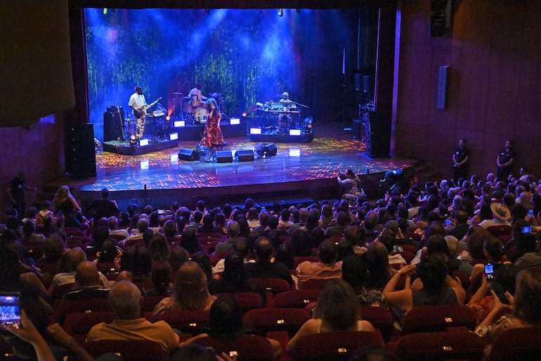 El público llenó la sala de convenciones del Banco Central del Paraguay para disfrutar del show de Macy Gray.