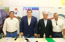 El gerente de la ganadera CLS, Roberto Chávez, gobernador de Guairá, César Luis Sosa (ANR), presidente de la UIP filial Guairá, Nery González y el vicepresidente de la ARP regional Guairá, Guido Girala, durante la presentación de la Expo Guairá 2023.