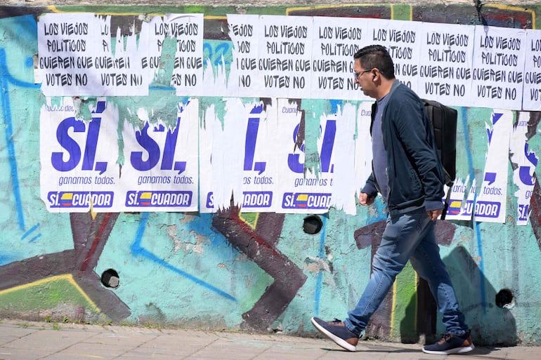 Pegatinas en un mural en Ecuador.