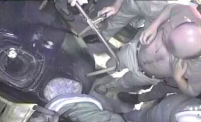 Captura de video el momento en que el chofer de un autobús resultó herido al evitar un robo.