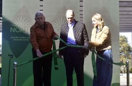 El intendente de Limpio, Optaciano Gómez, Jorge Mendelzon y Tamara Mendelzon.