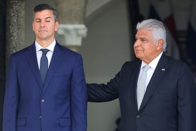 El presidente de Paraguay, Santiago Peña (i), saluda a su homologo de Panamá, José Raúl Mulino, a su llegada al palacio presidencial este lunes, en Ciudad Panamá (Panamá). Peña llegó a Panamá para una visita oficial que incluye un encuentro con Mulino, una disertación ante la Asamblea Nacional de Diputados y una reunión con empresarios, informó la Presidencia en Asunción. 
