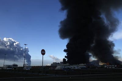 Se observa humo proveniente de un incendio en los almacenes de la tienda online rusa Wildberries.