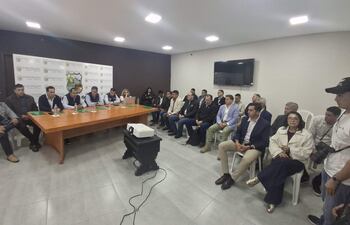 Carlos Duarte y Marco Riquelme analizaron condiciones territorial para la instalación de parques industriales en Ayolas.