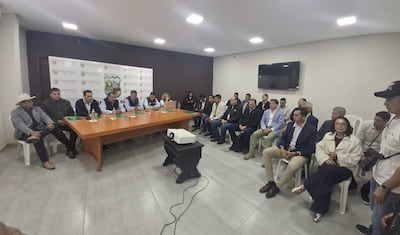 Carlos Duarte y Marco Riquelme analizaron condiciones territorial para la instalación de parques industriales en Ayolas.