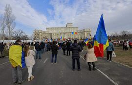 Rumanos protestan contra anulación de presidenciales.