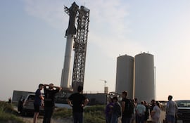 Fotografía del cohete Starship en la plataforma del complejo Starbase ubicado en Boca Chica, Texas (EE.UU.).