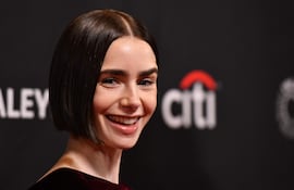 Lily Collins llegó feliz a la proyección de "Emily en París" de Netflix en PaleyFest LA 2026 en el Dolby Theatre de Hollywood, California. (Chris Delmas / AFP)