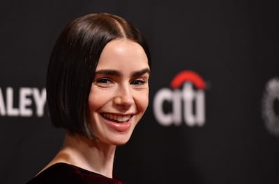 Lily Collins llegó feliz a la proyección de "Emily en París" de Netflix en PaleyFest LA 2026 en el Dolby Theatre de Hollywood, California. (Chris Delmas / AFP)