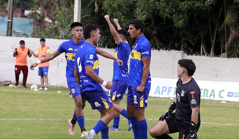 Juan Alfonso, tras convertir el primer gol de Colonial, festeja con sus compañeros.