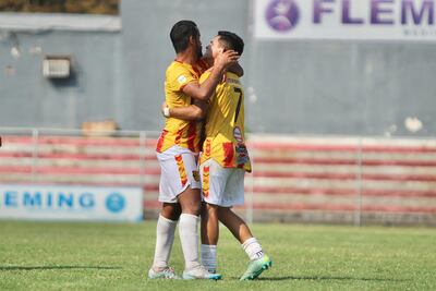 Ricardo De Jesús Colmán (derecha), festeja el primer tanto aurirrojo en compañía de Arnaldo Sucedo. Foto: APF