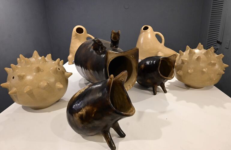 Cerámicas que forman parte de "El mundo de Julia", la exposición de obras de Julia Isidrez y Félix Toranzos en la Manzana de la Rivera.