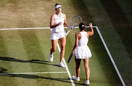Marta Kostyuk va al encuentro de Linda Noskova para congratularla por su victoria y su paso a la final.