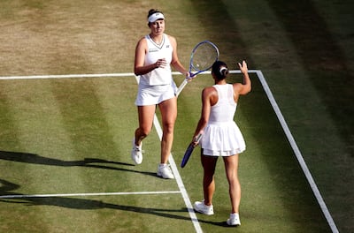 Marta Kostyuk va al encuentro de Linda Noskova para congratularla por su victoria y su paso a la final.