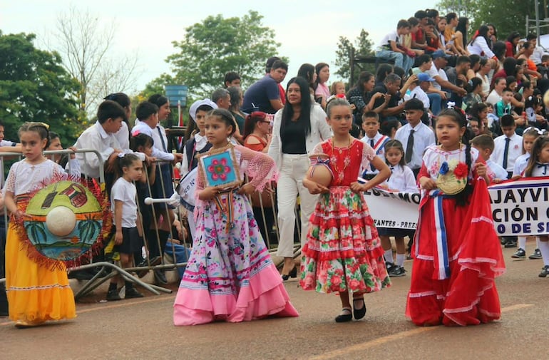 El desfile de los estudiantes se llevó a cabo en el centro de la ciudad con la presencia de una gran cantidad de pobladores de la zona