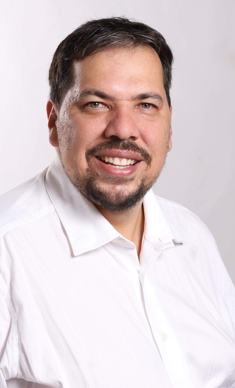 El abogado Enzo Benítez se presenta por el cartismo para llegar a la Intendencia.