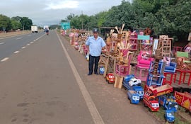 Santiago Bordón mostrando sus productos que son ofrecidos al costado de la Ruta PY02 en Caaguazú.