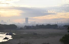 Vista del río Paraguay desde la Costanera de Asunción, este 22 de abril del 2025. Se observa mucho humo y tráfico congestionado. (Pronóstico, clima, tiempo, cielo, despejado, calor)