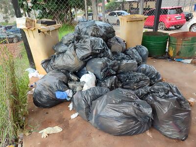 La entrada trasera del hospital sigue en estas condiciones.