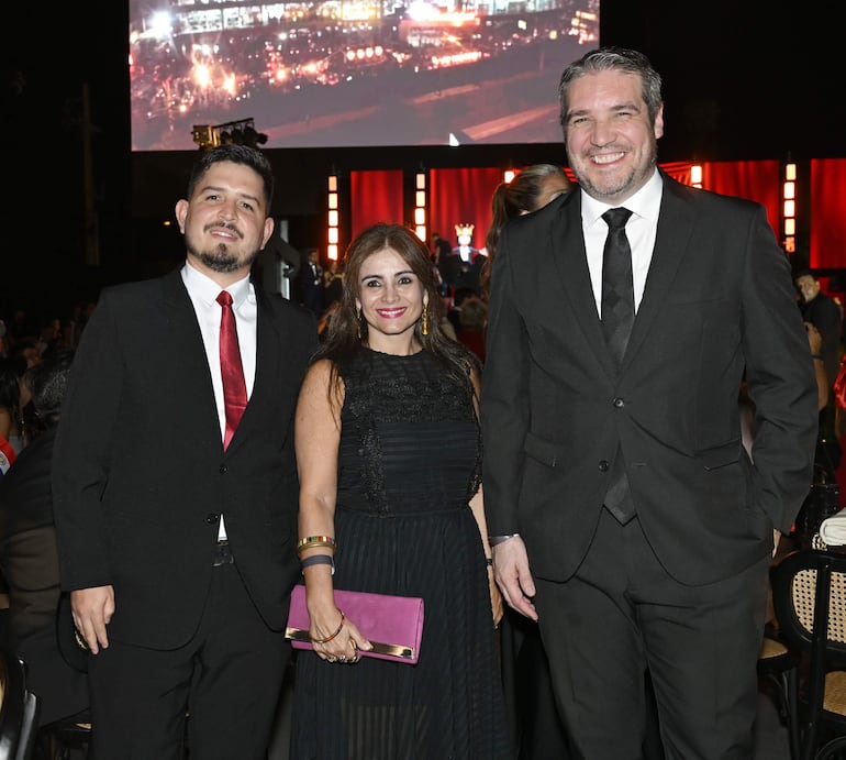 Ricardo Paredes, Raquel Dentíce y César Cáceres. 