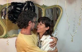 Luciano Castro y su novia Griselda Siciliani celebraron enamorados los 50 años del actor argentino.