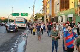 En una imagen tomada en la mañana de este 7 de mayo, se observa a decenas de pasajeros esperando para abordar el transporte público en la zona de Loma Pytá, Asunción.